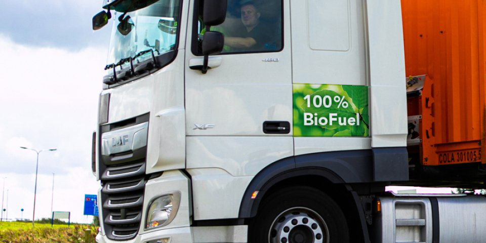 Bilde som vise fronten på en lastebil med merket 100% biofuel.